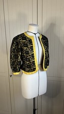 Veste courte jaune et dentelle