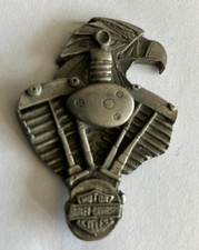 100 - Pin's EMBLEME HARLEY DAVIDSON 43 mm x 30 mm