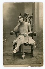 CARTE PHOTO vers 1920, une femme robe légère assise dans un fauteuil massif