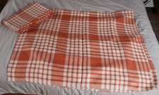 2 nappes orangé  et blanche 
