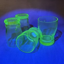 4 petits verres vert menthe