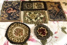 lot anciens napperons tapisserie   dorures velours