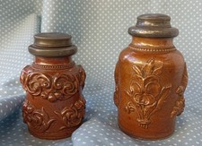 2 POTS en GRES DE BEAUVAISIS Bouchon probablement en étain.