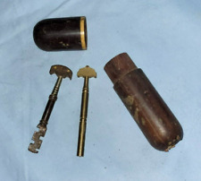 2 ANCIENS COUPES VERRE EN LAITON DANS UN CYLINDRE EN BOIS