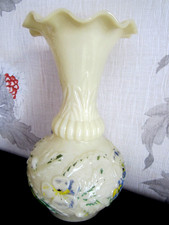 GRAND VASE ANCIEN OPALINE DE FOIRE COULEUR IVOIRE MOTIF de Pensées fort relief