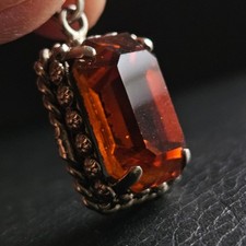 Pendentif pierre à définir sur monture cordonnée argentée élément bijou