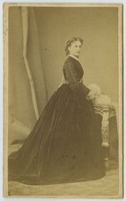 CDV 1860-70 Subercaze à Pau. Femme avec une certaine prestance. Actrice ?