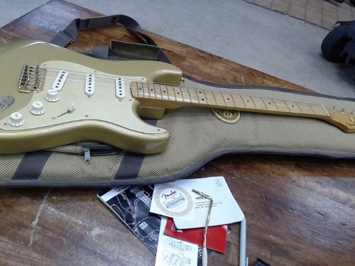 Fender stratocaster - fender,
