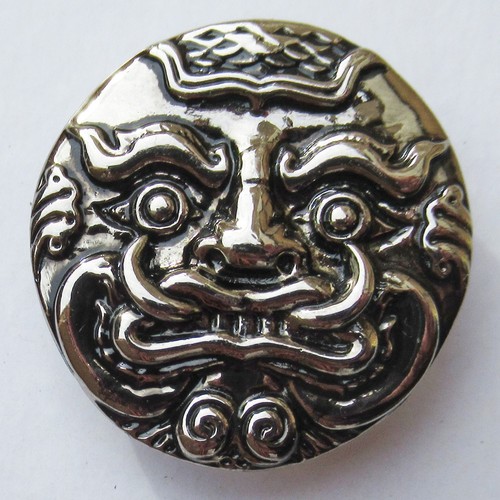 Badge broche masque chinois