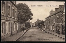 CPA La Haye-du-Puits, Rue de Carentan avec boutiques et passants 