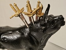 6 épées à cocktail Toledo dans un support Taureau.  Top Vintage ! Esprit Picasso