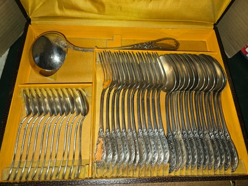 Une menagere pieces metal - une,