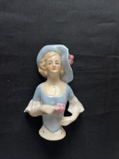 Allemagne  Demi Figurine Half Doll  en Porcelaine Peinte Élégante au Chapeau