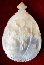 Ancien médaillon de nacre sculptée, résurrection du Christ, 19 eme siècle.