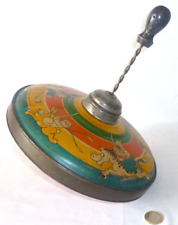 TOUPIE EN TÔLE LITHOGRAPHIÉE 1930 FAMILLE LARIFLETTE SIGNÉE D. LABORNE M.H PARIS