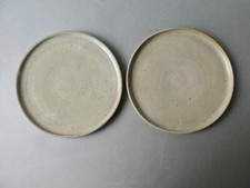 2 assiettes ou petits plats en grès émaillé, signé, 24 cm
