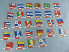 L' ALSACIENNE BISCUITS lot de 28 drapeaux différents pays du monde en métal 60's