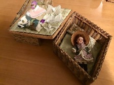 petite poupée mignonnette 16 cm joli coffret  avec trousseau