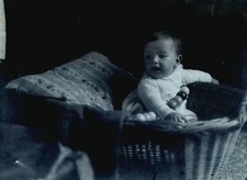 PLAQUE PHOTO VERRE 12 x 9 CM , NEGATIF , ENFANT , BEBE ASSIS DANS PANIER OSIER