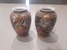  PAIRE DE VASES SATSUMA EN PORCELAINE DU JAPON DÉCOR ÉMAILLÉ 