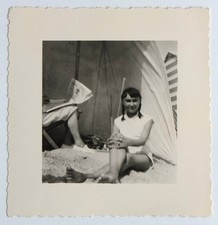 Fille tresses pose plage tente journal lecture - Photo vintage snapshot