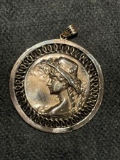 Imposant Médaillon Plaqué Or