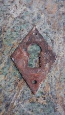 Ancienne entrée de clé forme losange en fer pâtiné- déco porte, placard, meuble