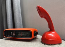 Ensemble vintage de radio-réveil à bascule et téléphone Cobra décor milieu du...