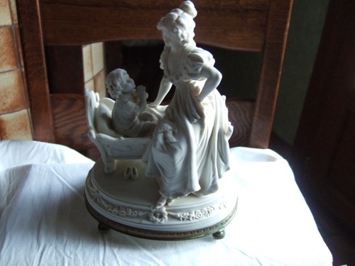 Une statuette bergere avec - statuette,