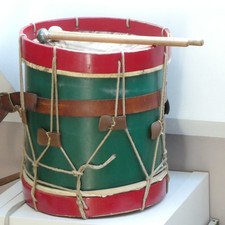 Magnifique Vieux tambour avec housse, sangles et baguettes-Vert et Rouge-Ancien