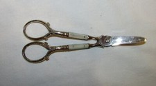 CISEAUX A RAISINS ANCIEN METAL ARGENTE ET NACRE 19ème