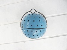 RARE BOULE DE RIZ EN EMAIL BLEU .VAISSELLE EMAILLEE . USTENSILE DE CUISINE