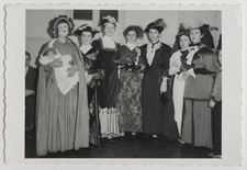 Groupe jeunes filles costumes