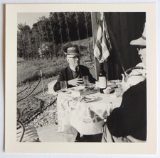 Hommes chapeau repas vin jardin, France - Photo vintage snapshot c. 1960