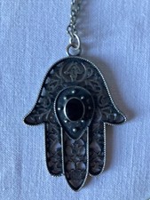 Collier avec médaillon main de Fatma pierre noire fantaisie 