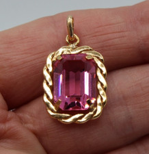 Ancien Pendentif en Plaqué Or Jaune Orné d'un Verre Taillé Rose