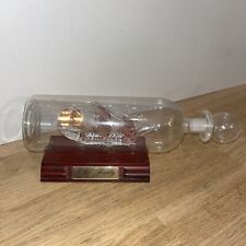 Bateau HMS Bounty Verre Soufflé En Bouteille Sur Socle En Bois Objet Décoratif