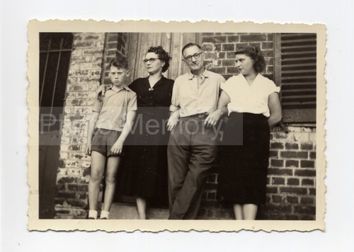 Ado grognon avec soeur et - grognon,