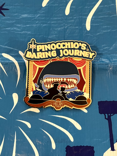 Pin trading disneyland - pin, resort