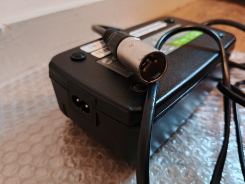 Chargeur batterie giant 36v - batterie,