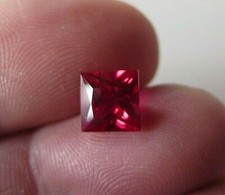 RUBIS VERNEUIL ROUGE SANG de PIGEON  qualité JOAILLERIE 8x8MM..Taille princesse