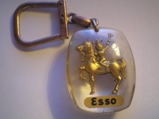 RARE PORTE CLÉS ESSO GOUTTE D’HUILE   TROPHEE 1963