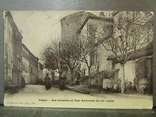 cpa 83 frejus rue grisolles et tour d'enceinte du XIVe siecle animee