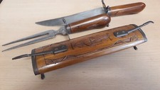  Service à découper : couteau et fourchette, manches et fourreau en bois sculpté