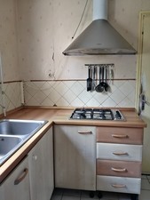 Cuisine complète, couleur beigeavec évier, four, hotte aspirante.