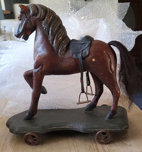 Cheval bois socle - en,