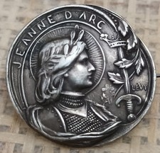 Petite Broche ancienne Jeanne d’Arc signée LÉVY Art Nouveau argenté vers 1900