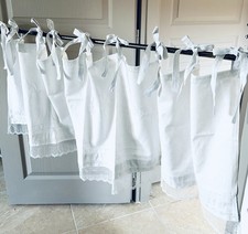 CANTONNIÈRE « Monogrammes » Fait main, blanc dentelle, style vintage, ancien