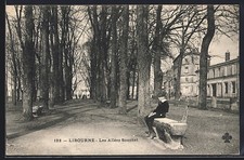 CPA Libourne, Les Allées Souchet avec homme assis sur un banc 