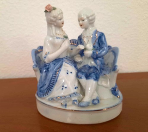 Petit couple assis - , en